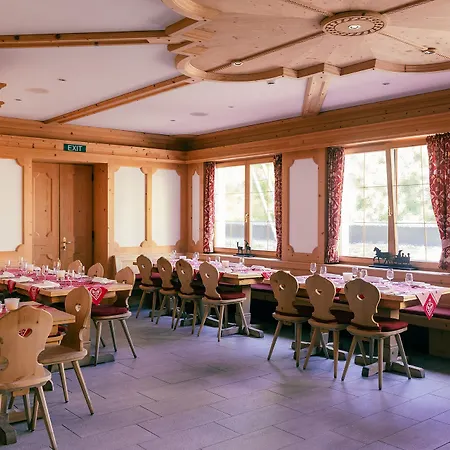 Отель Hotel Corvatsch 3*