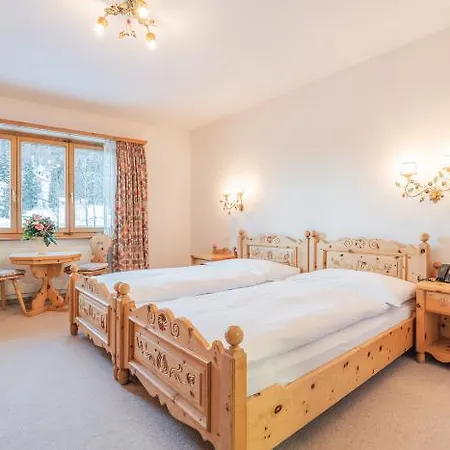 Отель Hotel Corvatsch 3*
